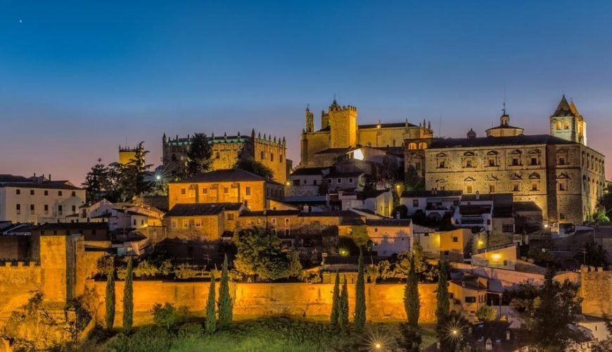 pueblo de caceres atardecer