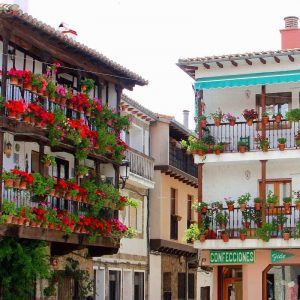 Qué hacer en Ávila, casa-flores-candeleda