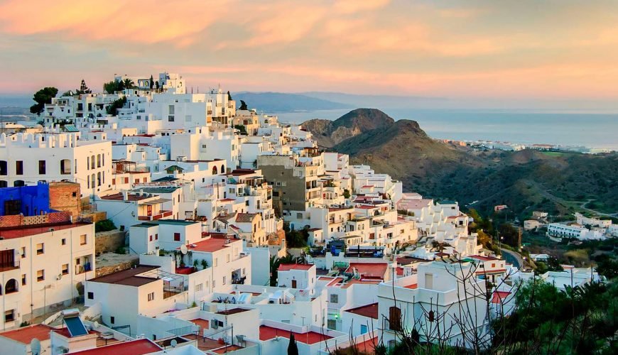 pueblo de almería junto al mar