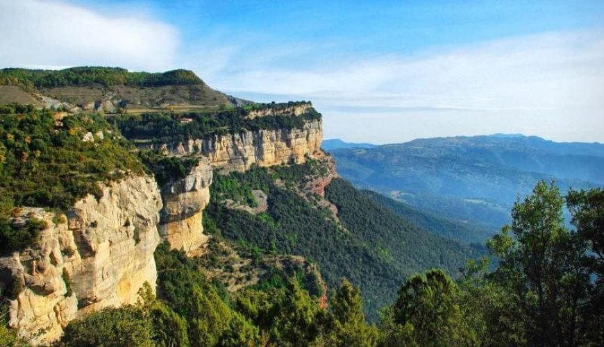 Osona bosque y acantilados