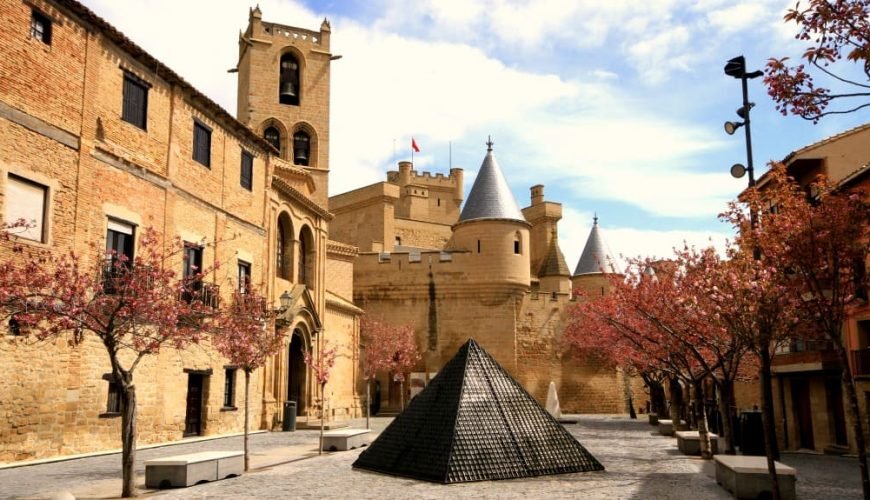 Zona Media Plaza_Olite_Palacio_Real_Turismo_Navarra