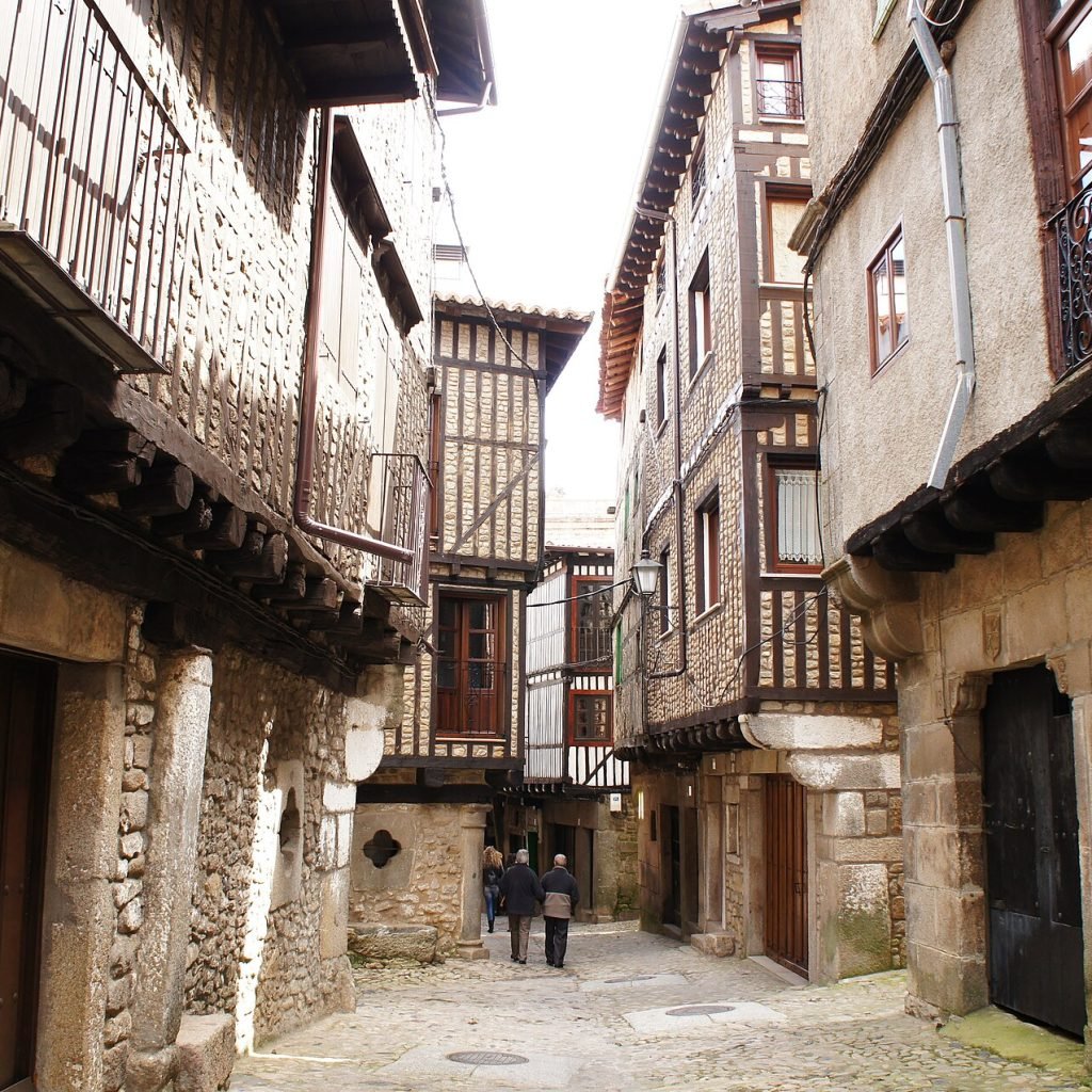 Calle de La Alberca con casas de piedra y entramado de madera, en la Sierra de Francia