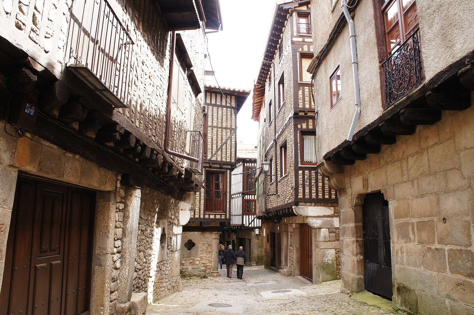 Calle de La Alberca con casas de piedra y entramado de madera, en la Sierra de Francia
