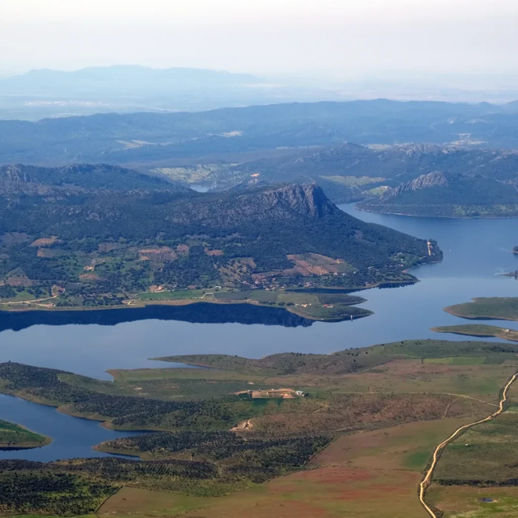 Peloche junto al embalse de García de Sola, en La Siberia extremeña.