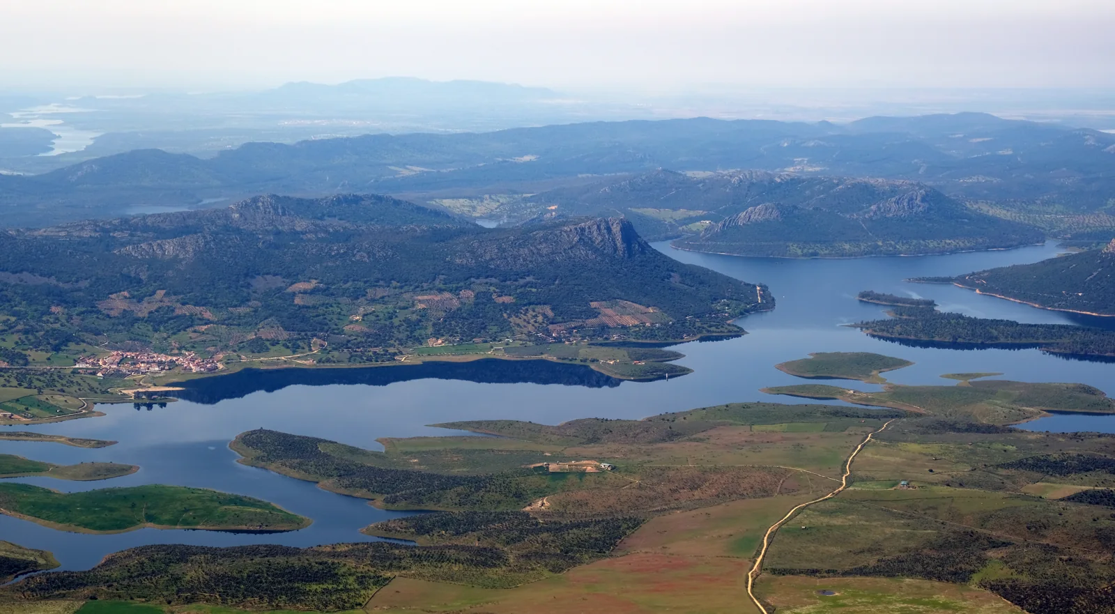 Peloche junto al embalse de García de Sola, en La Siberia extremeña.