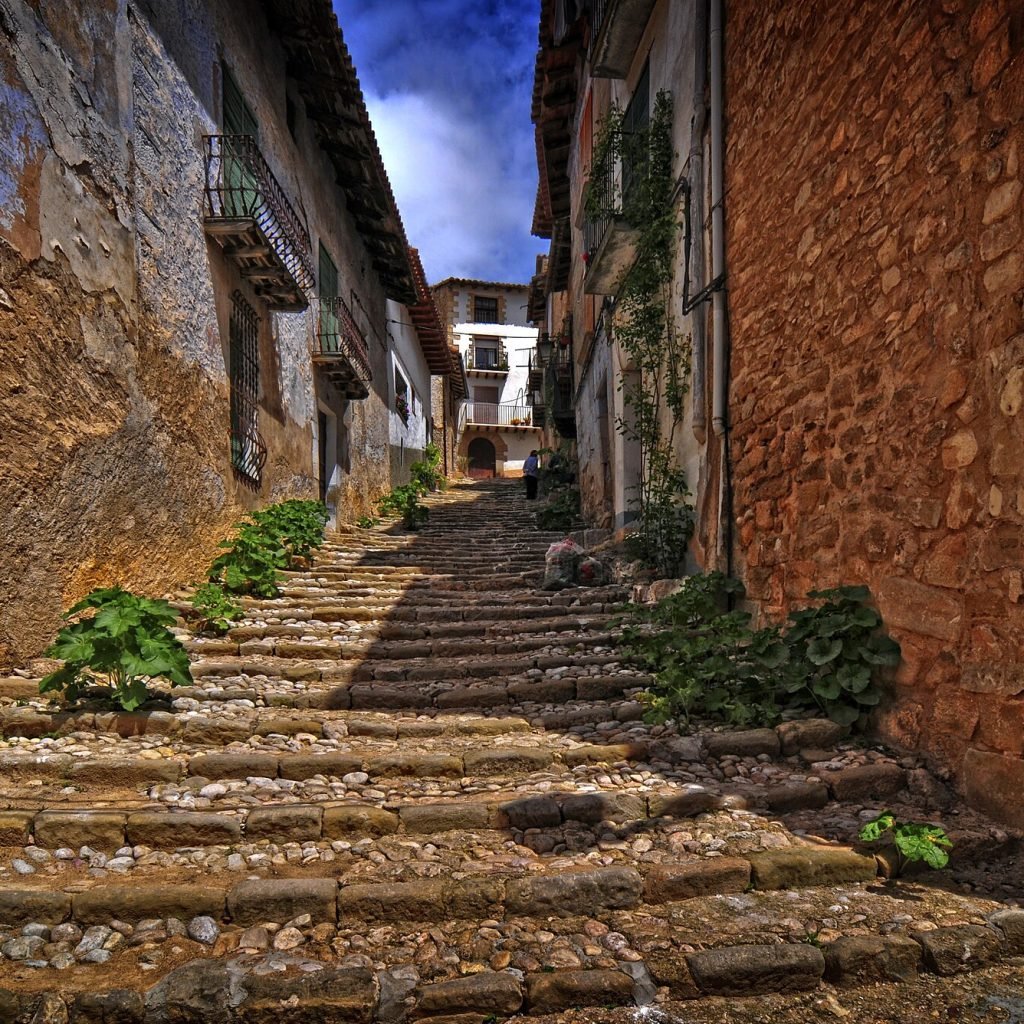 Calle empedrada del casco histórico de Valderrobres, en el Matarraña.