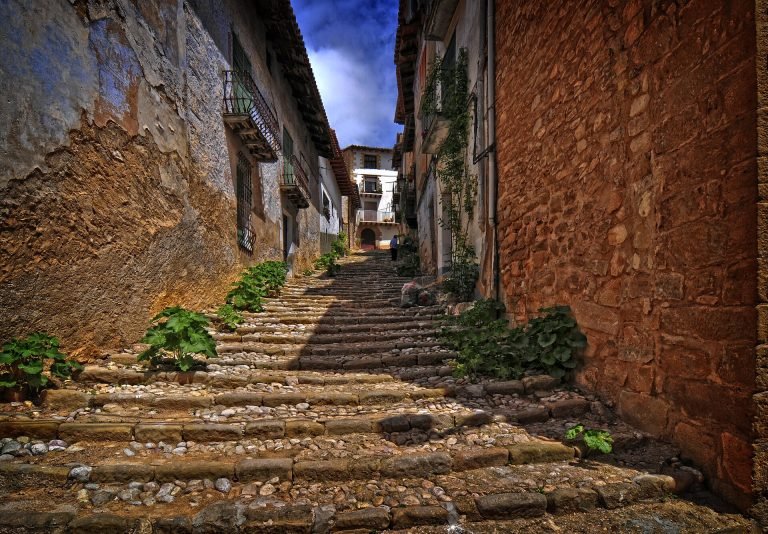 Calle empedrada del casco histórico de Valderrobres, en el Matarraña.
