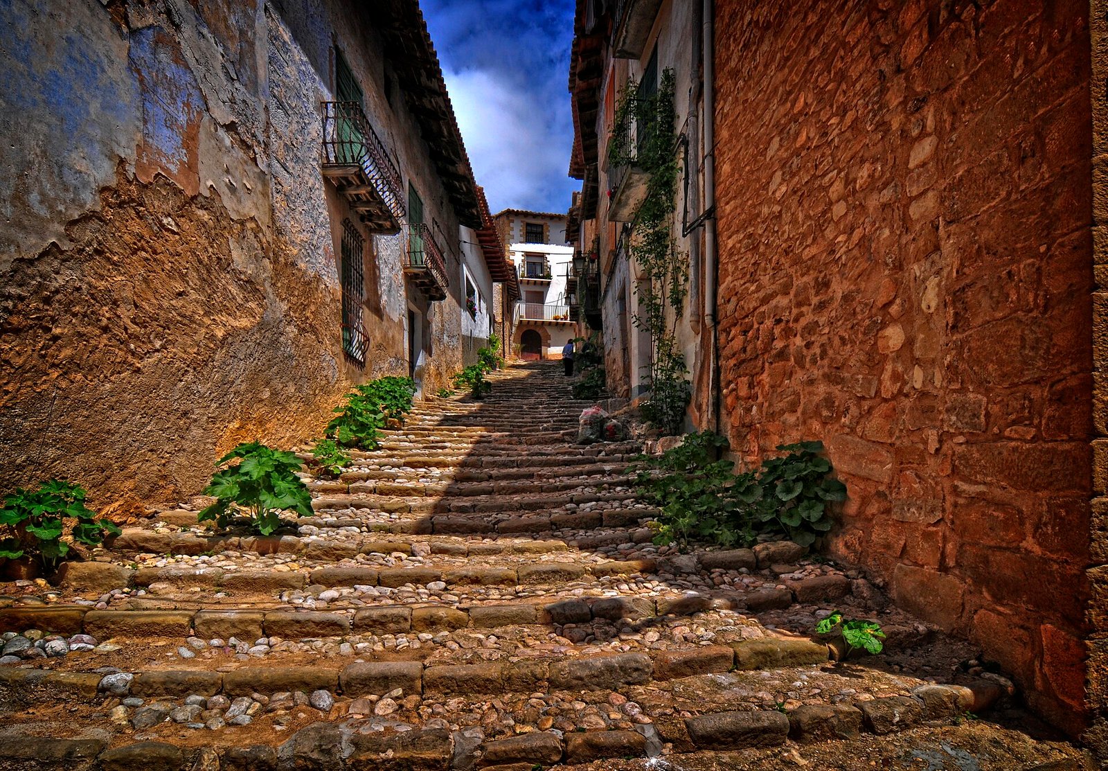 Calle empedrada del casco histórico de Valderrobres, en el Matarraña.