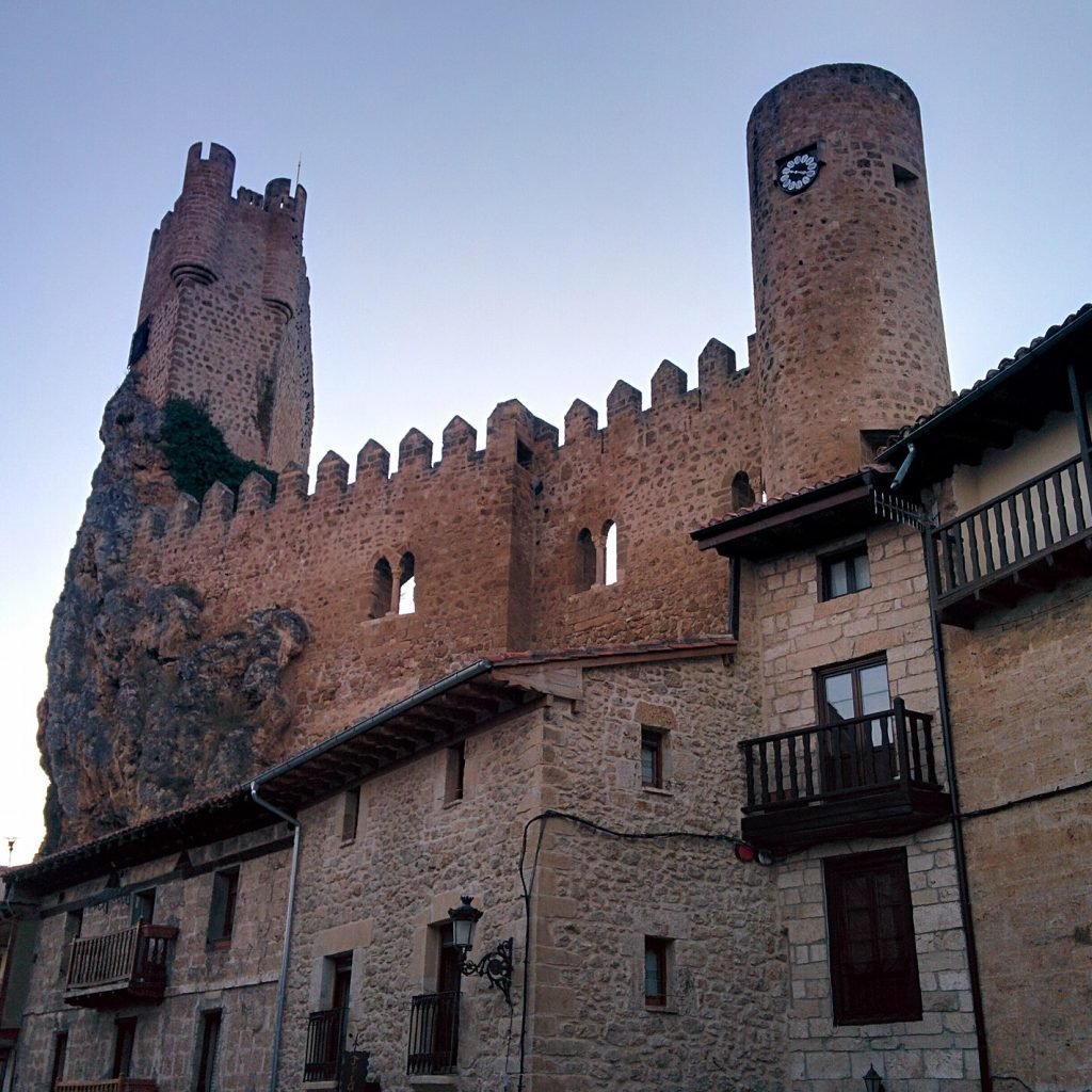 Castillo de Frías sobre el casco urbano, en Las Merindades.