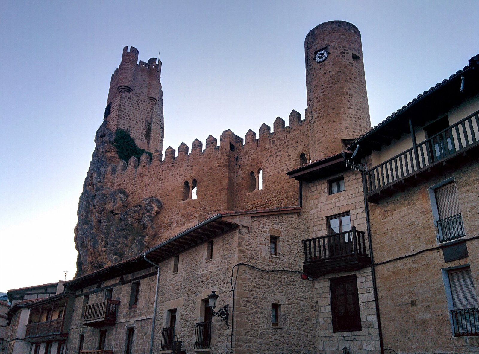 Castillo de Frías sobre el casco urbano, en Las Merindades.