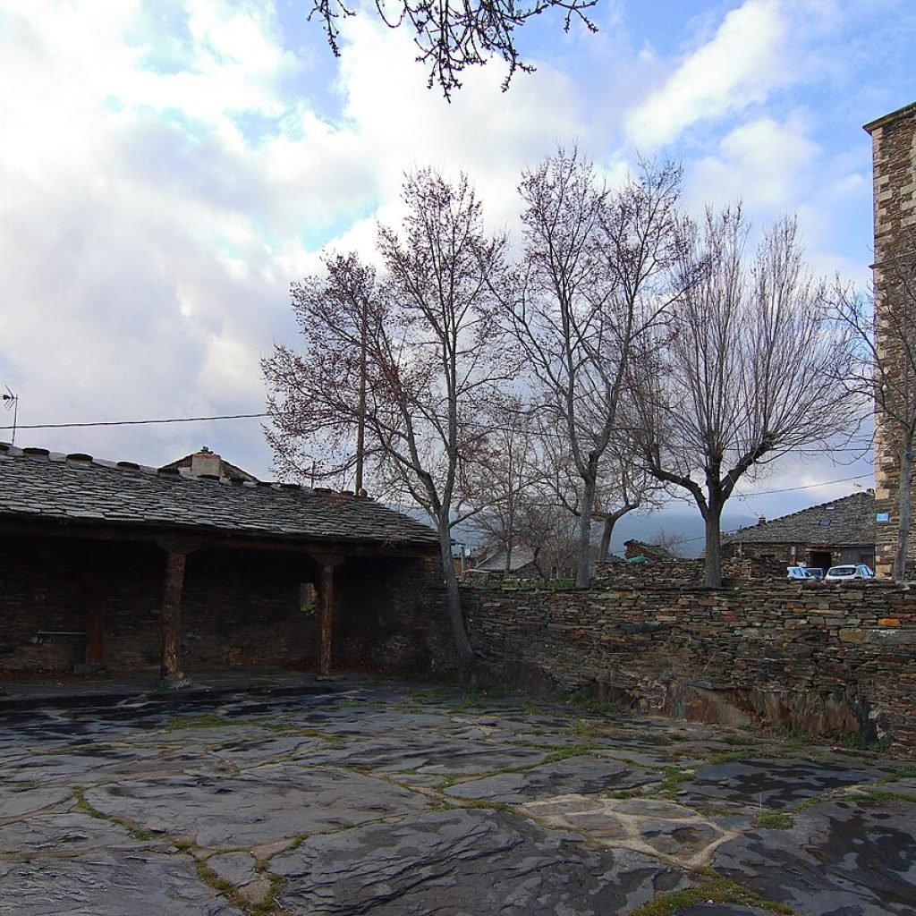 Plaza e iglesia de Campillo de Ranas, Sierra Norte de Guadalajara