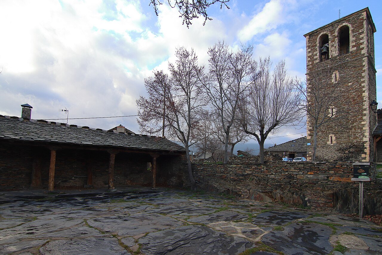 Plaza e iglesia de Campillo de Ranas, Sierra Norte de Guadalajara